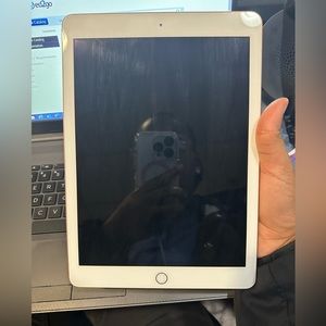 Apple IPad 6th Generation 32GB (Rose Gold)